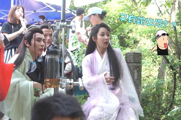 香蜜花絮:杨紫被真蛇吓得哇哇叫,扑哧君衣服都被扯掉了