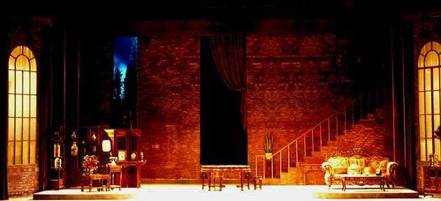 帮忙ps一张图片,把那两个人p掉,只留背景!谢谢!