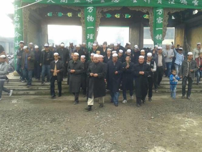 广河三甲集清真西大寺全体者麻体,在伊麻目的带领下,前来参加"尔麦力"