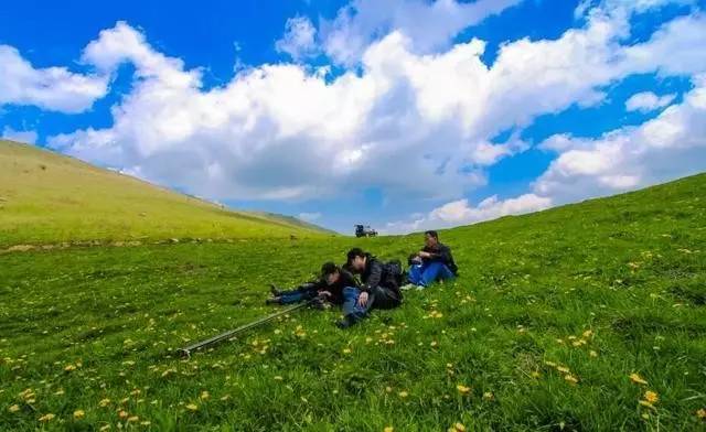 高山牧场度假区和飞渡峡山水自然游览区共同组成了飞渡峡·黄安坝景区