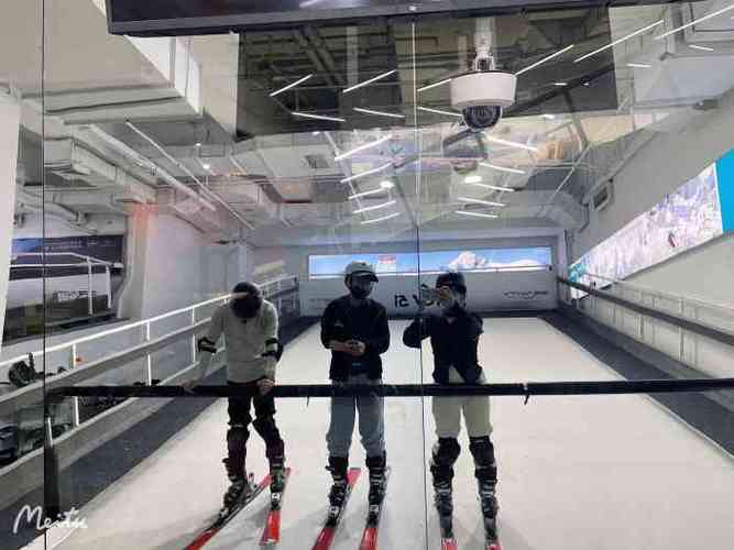 snow51城市滑雪(万象城店)-"单位团建.原本以为滑雪有人造雪,会很冷.