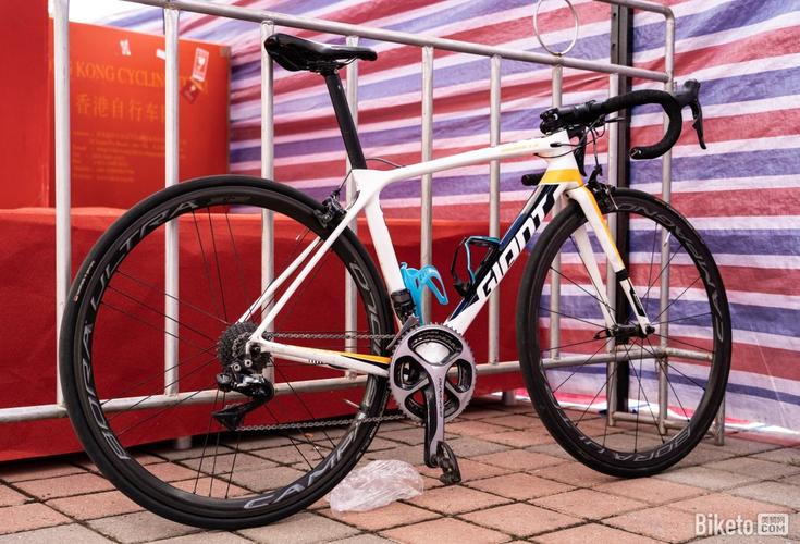 香港队使用清一色老款捷安特tcr advpro搭配低框cp轮组在本届环湖