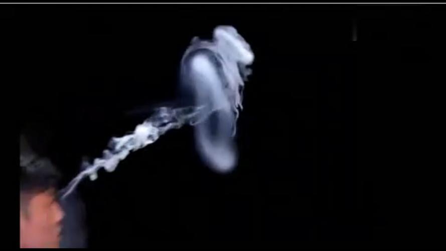 那个向别人吐烟圈的人