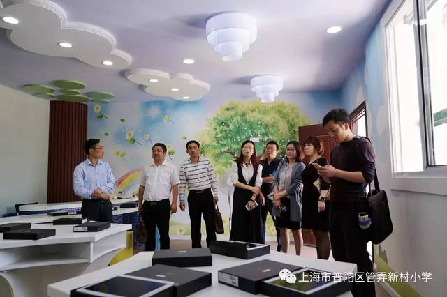 随后,陆莉莉校长陪同客人参观了美丽的校园环境,向客人详细介绍了我校