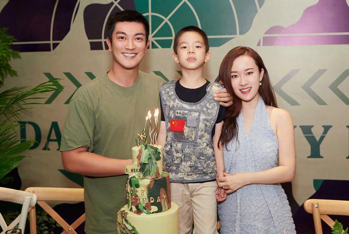 39岁霍思燕圆润了不少,穿礼服勒出一身赘肉,杜江一只手抱不住