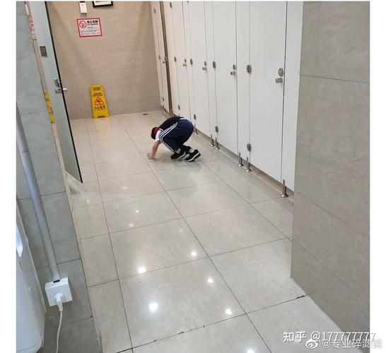 男童滚出女厕所