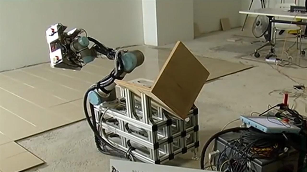 德国研制铺瓷砖机器人,一天铺设500平方米