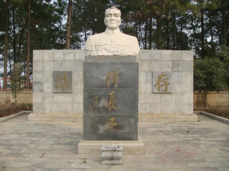  p>华容是烈士陵园兴建于1960年,位于城东北郊徒岗山,占地面积218亩