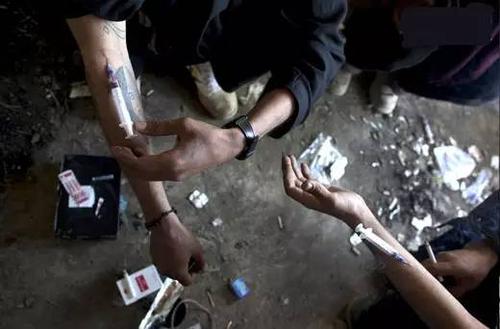 吸毒为什么会成瘾 精神依赖 毒品有个共同的特性,就是进入人体后作用