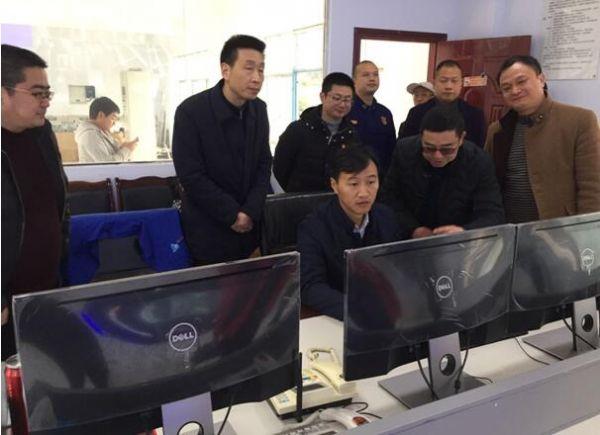 珙县县政府县长徐创军到甘泉水厂慰问一线职工