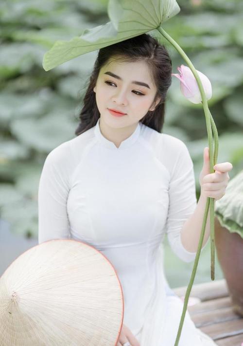 娃娃脸的越南姑娘身穿奥黛的样子比荷花更美更娇艳