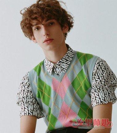 欧美风发际线上的头发顺着头型梳往前的曲线,男生剃鬓角的 中长发烫发