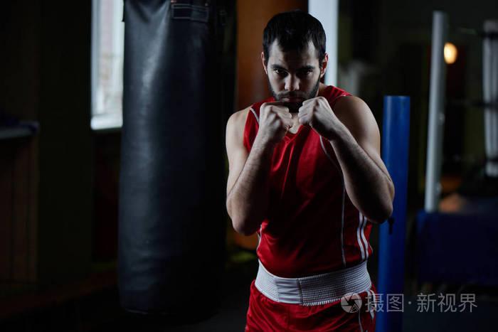 体育馆拳击姿势中的好斗战士肖像