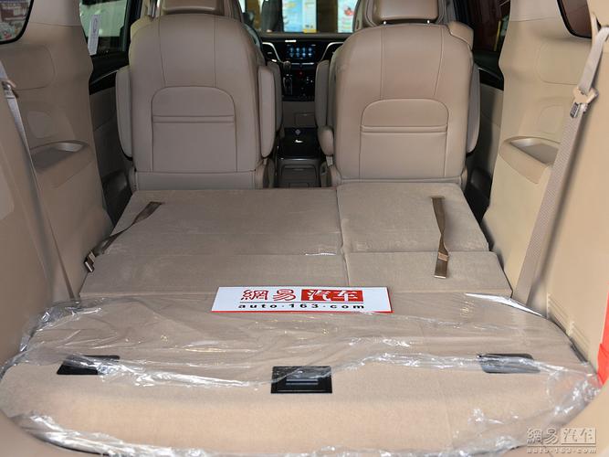 别克gl8 2017款 2.0t豪华版--第三排座椅放倒 / 110