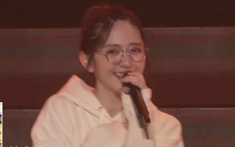 live铃木爱理airisuzukiハナウタ戴眼镜的爱理好好看
