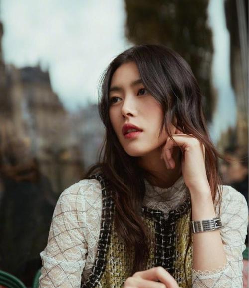 刘雯街边优雅喝咖啡!网友:每一张都像时尚大片