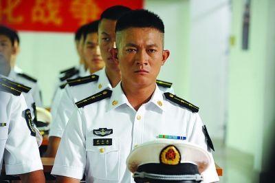 美国大兵锅盖头统一戴头套剪