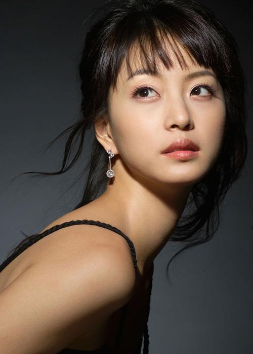  /p> p>2001年,参加超级模特选拔大会获得"朱丽叶奖",正式出道.