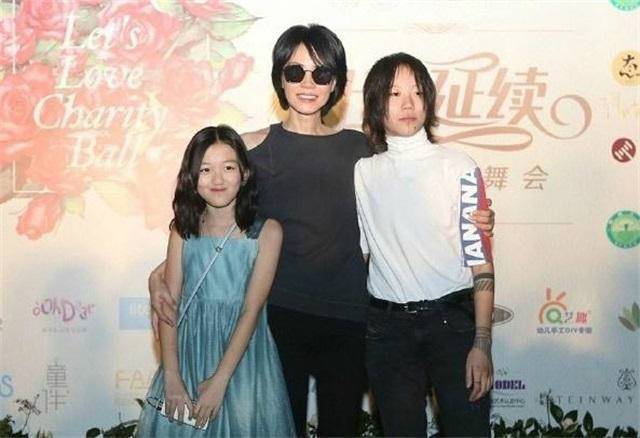 李嫣,字嫣然,内地演员李亚鹏与内地歌手王菲之女,也是王菲的第二个