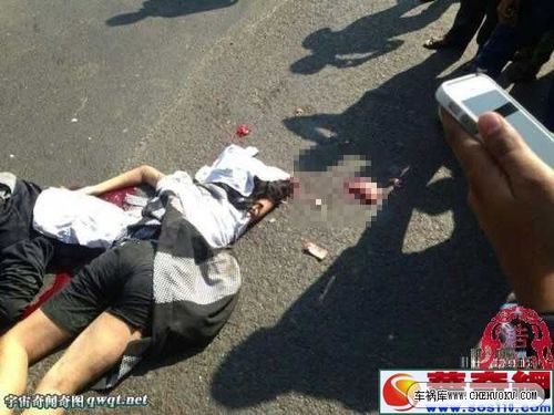 国外:两名骑摩托女学生被泥头车碾压爆头(恐怖组