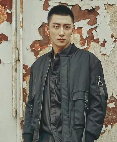 行走的荷尔蒙!颜粉看过来,娱乐圈寸头男星排行榜,王鹤棣是意外