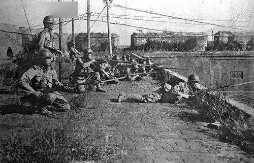 占领城墙的日军向沈阳城内射击