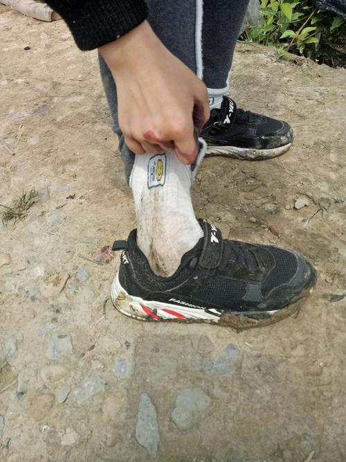 一脚的泥巴,把我的鞋子都浸湿了.但是我还是觉得非常的快乐.