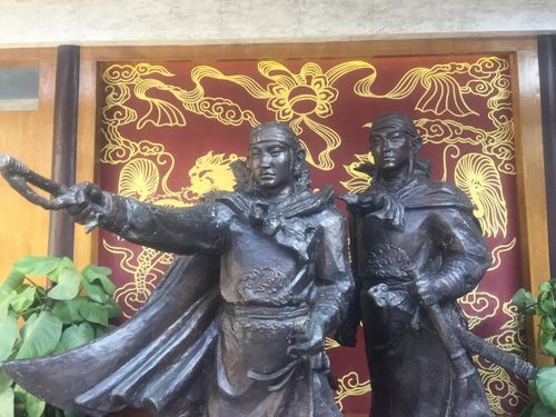 进大门首先看到的是英王陈玉成和忠王李秀成的塑像,他们是那场大捷的