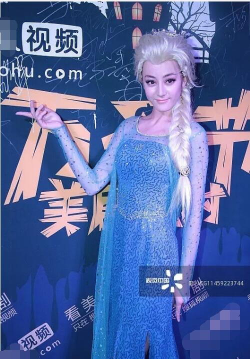 照片中,迪丽热巴身穿《冰雪奇缘》中艾莎女王同款蓝色裙装,戴着白