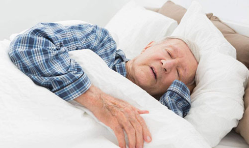 为什么老年人更需要睡午觉?