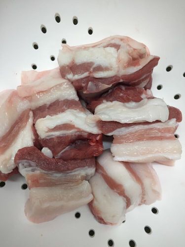 选肥肉偏油的五花肉,层数越多越好.