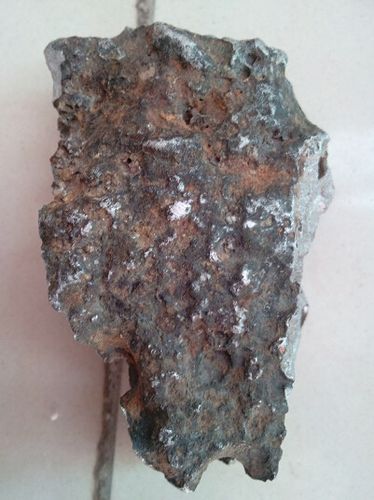 各位专家帮我看一下这个是不是铁陨石,切面呈银白色,很重 磁性很大