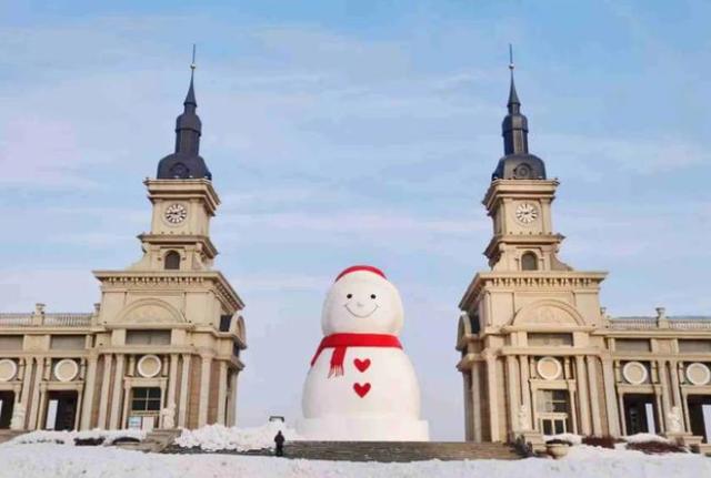 哈尔滨群力音乐公园185米巨型雪人萌出圈冲上热搜