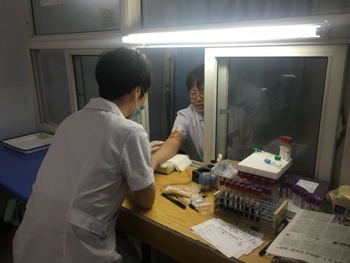 化验室工作人员为职工进行抽血检查