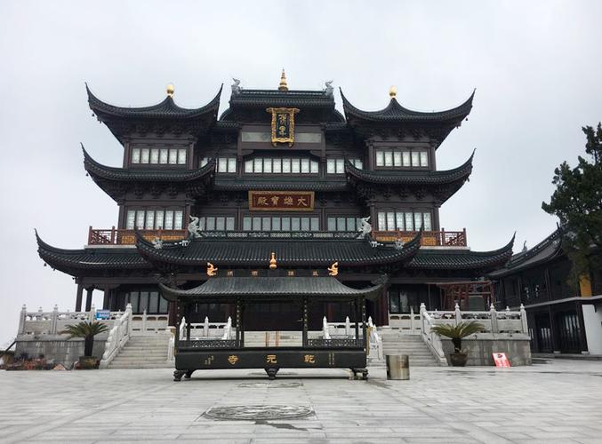 苏州莲池  在苏州古刹中,有名的寺庙有:西园寺,寒山寺,灵岩山寺,乾元