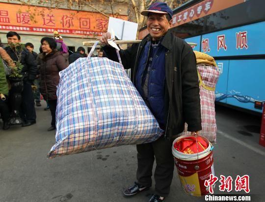 南京开通"民工爱心专车" 免费送千位民工返乡