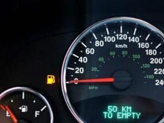 汽车油表灯亮起后到底还能走多远事实是这样的
