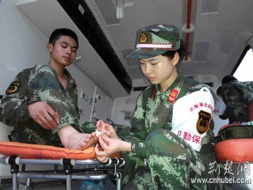 官兵治疗检查救援士兵受伤情况医疗人员为参与救援的武警官兵进行手消