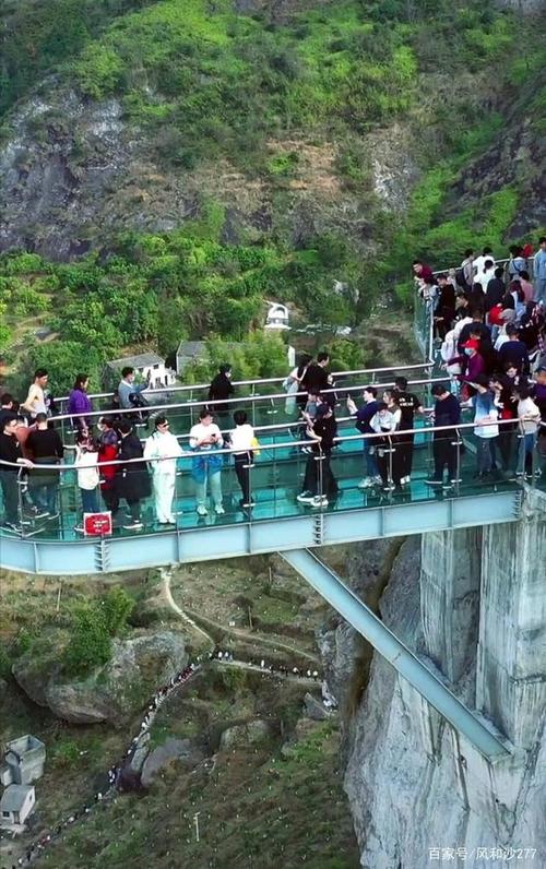 登上流石山玻璃栈道,令人惊心动魄的栈道,眺望壮观的