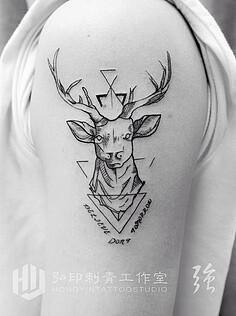 大臂鹿头点线纹身