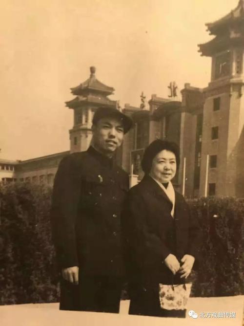 低音唱腔的创作和使用,是魏荣元唱腔中的一个发展,也是他的特点之一.