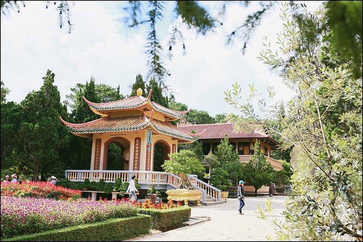 竹林禅院位于大叻城区以南约7公里,修建在山坡上,风格跟我们国内的