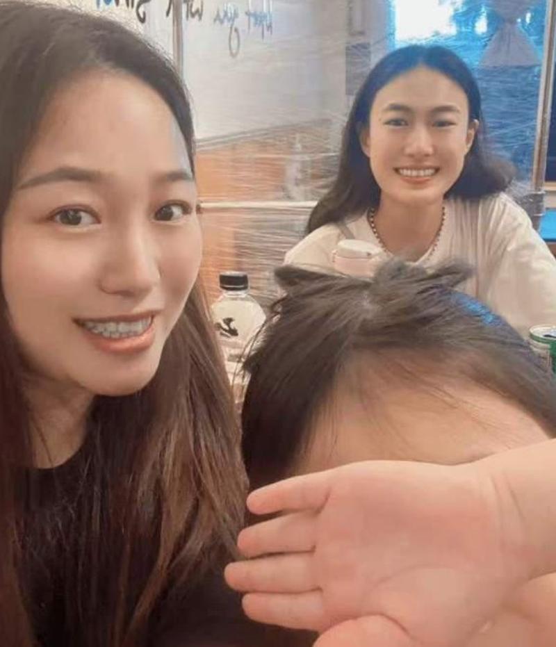 秦舒培晒出女儿照片,女儿穿洞洞鞋好朴素,五官跟爸爸一模一样
