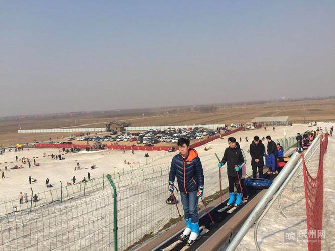 建于2017年冬季的阳信县东山滑雪场内有滑雪道一条,雪圈道4条,另有嬉