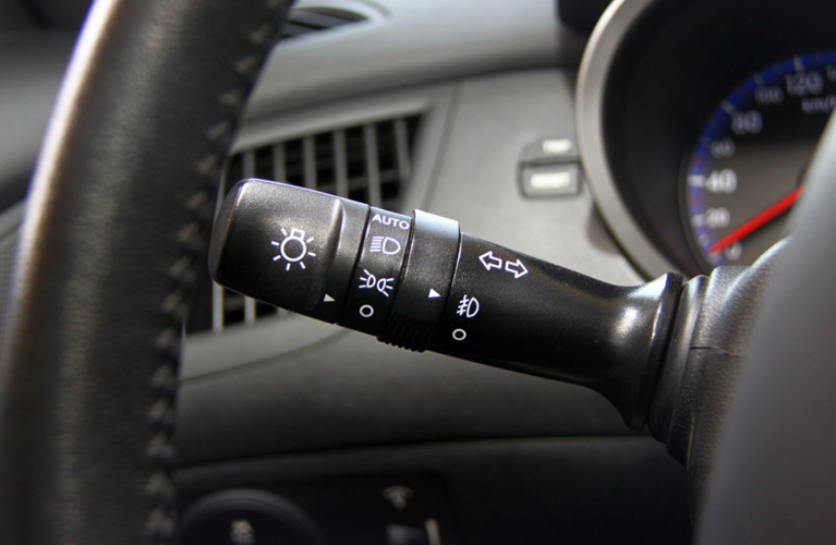 举例来说明一下最常见的吧: 比如灯光组合开关,主要是控制汽车灯光的