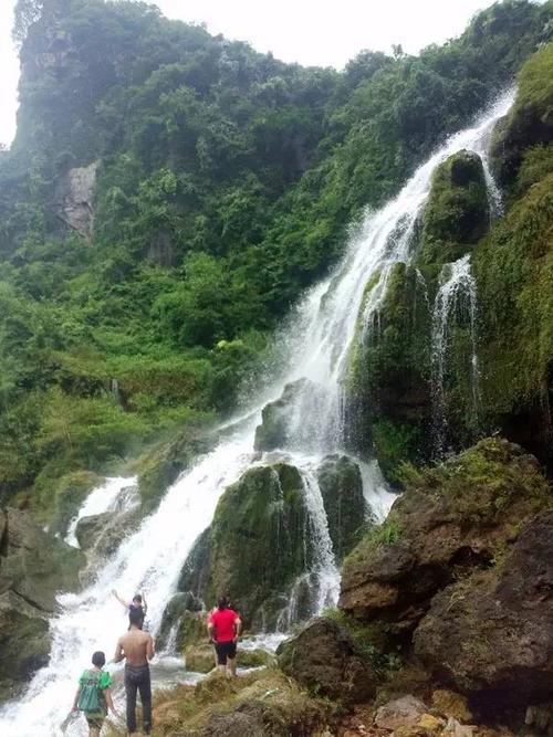 鹿寨中渡古镇游玩,午餐在中渡古镇吃快餐或米粉,之后前往响水瀑布游玩