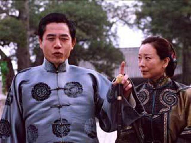 任何的炒作,他和妻子有着一段很甜蜜的校园恋情,在陈宝国成为演员之后