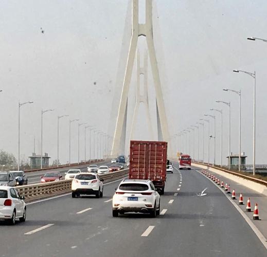 二桥的车流量也大大增加,从迈高桥下地铁上公交车到大厂只要40