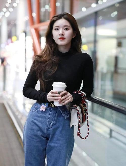 赵露思不愧是"甜颜天花板",利用牛仔裤,紧身衣,甜酷风