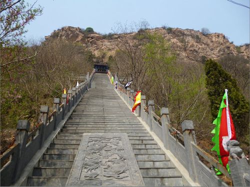 道观传说和轩辕黄帝有关,先不谈景区建设,就这尊黄帝像,可能